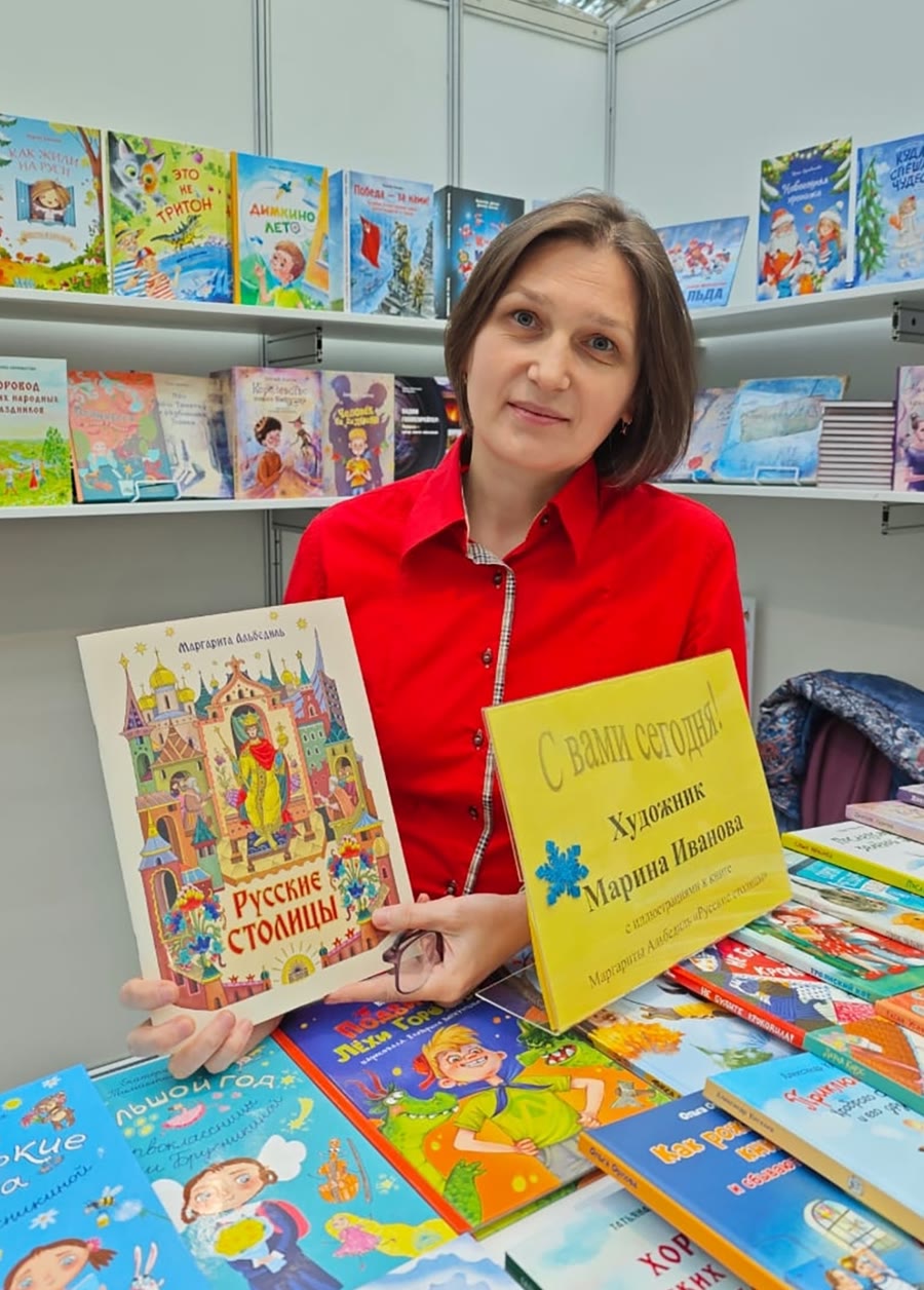 Марина Иванова с книгой «Русские столицы» на книжной выставке